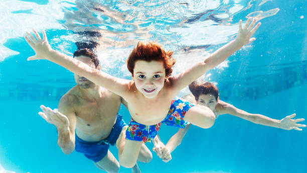 famiglia nuoto in piscina - swimming pool swimming summer underwater foto e immagini stock