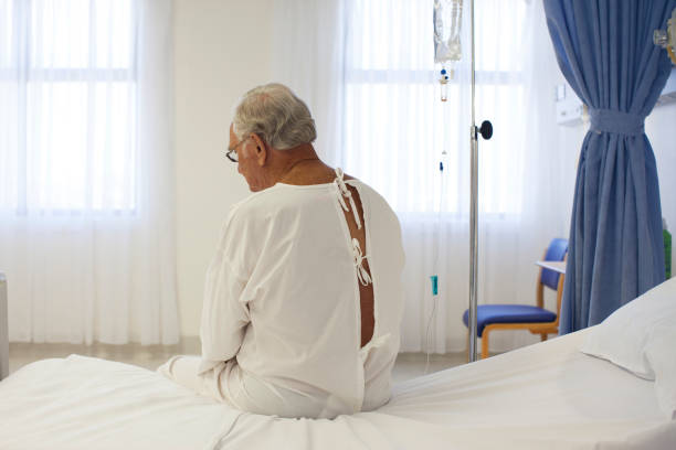 starsze pacjenta w szpitalu pokoju na sobie kitel - examination gown zdjęcia i obrazy z banku zdjęć