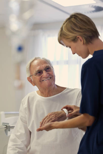 infermiere lettura età del paziente è bracciale in ospedale - braccialetto di identificazione foto e immagini stock