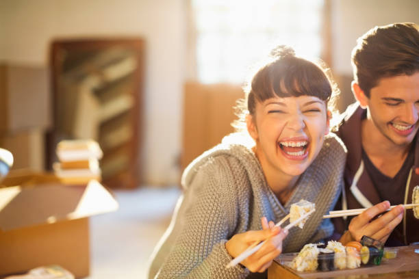 couple, manger des sushis ensemble - eating men food chopsticks photos et images de collection