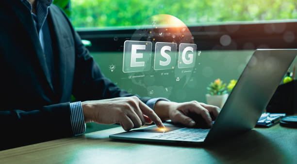 ESG environment social governance investment concept. Businessman using computer to analyze investment ESG. strategy that considers the environmental, company carbon labor practices, sustainability concepto de inversión en gobernanza social del entorno esg. empresario que utiliza la computadora para analizar la inversión esg. estrategia que considera el medio ambiente, las prácticas laborales de carbono de la empresa, la sostenibilidad