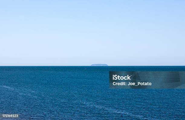 Bahía De Fundy Con Vista A La Isla Foto de stock y más banco de imágenes de Agua - Agua, Azul, Bahía