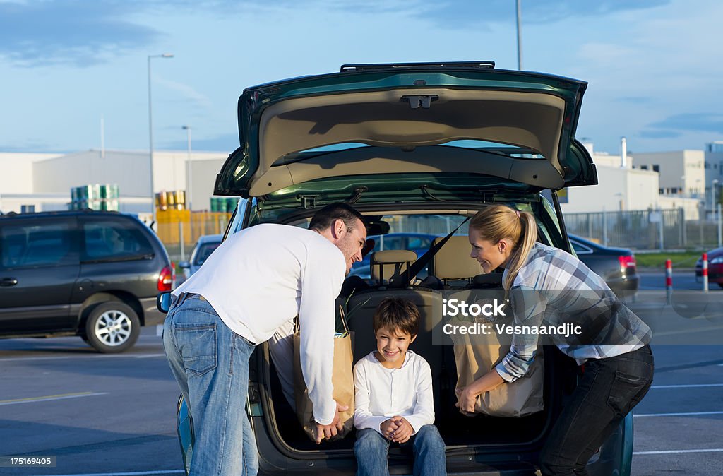 Famiglia a fare shopping - Foto stock royalty-free di Automobile