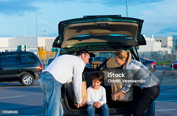 Famiglia A Fare Shopping - Fotografie stock e altre immagini di Automobile - Automobile, Mercato - Luogo per il commercio, Parcheggio