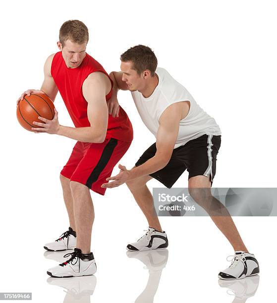 Zwei Sportler Beim Basketball Stockfoto und mehr Bilder von Dribbeln - Sport - Dribbeln - Sport, Freisteller – Neutraler Hintergrund, Sport