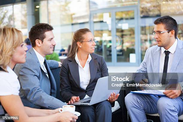 Businessteammeeting Stockfoto und mehr Bilder von Arbeiten - Arbeiten, Arbeitskollege, Berufliche Beschäftigung