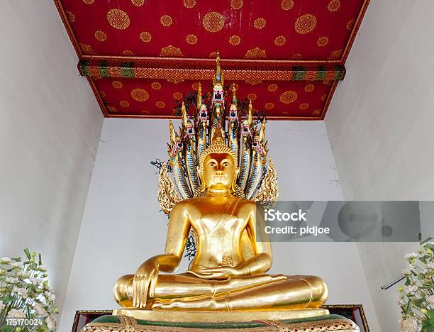 Złoty Posąg Buddy W Świątyni Wat Arun Bangkok Tajlandia - zdjęcia stockowe i więcej obrazów Azja