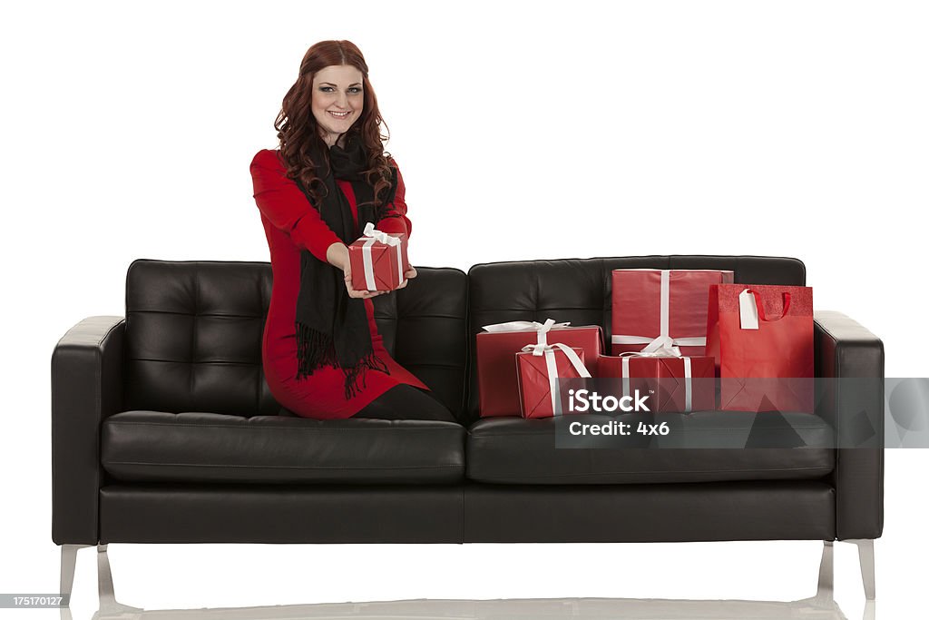 Femme sur un canapé avec des cadeaux - Photo de Adulte libre de droits