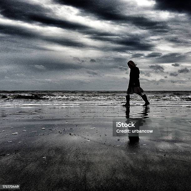 Kind Am Strand Stockfoto und mehr Bilder von 8-9 Jahre - 8-9 Jahre, Abenddämmerung, Abgeschiedenheit