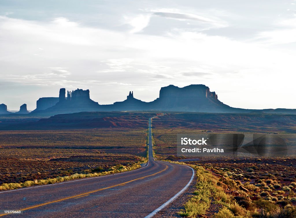 Wieczorny Krajobraz Monument Valley formacje skalne USA - Zbiór zdjęć royalty-free (Ameryka)