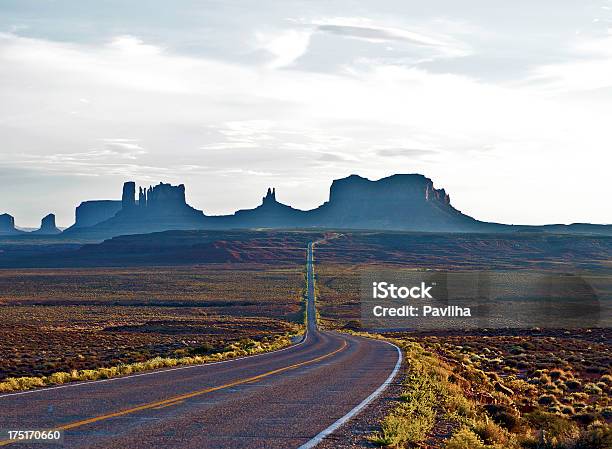 Wieczorny Krajobraz Monument Valley Formacje Skalne Usa - zdjęcia stockowe i więcej obrazów Ameryka