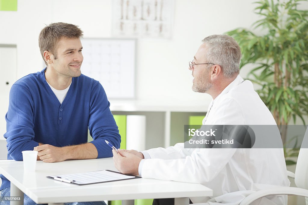 Hombre en consultorio médico. - Foto de stock de Urólogo libre de derechos