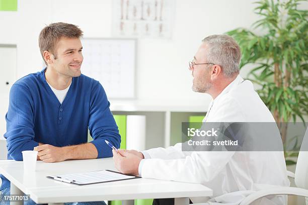 Hombre En Consultorio Médico Foto de stock y más banco de imágenes de Urólogo - Urólogo, Examen médico, 30-39 años