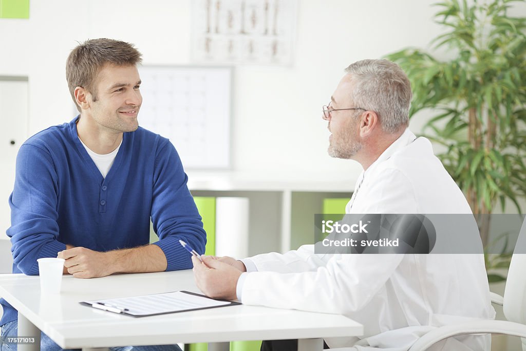 Homem no consultório médico. - Foto de stock de Urologista royalty-free