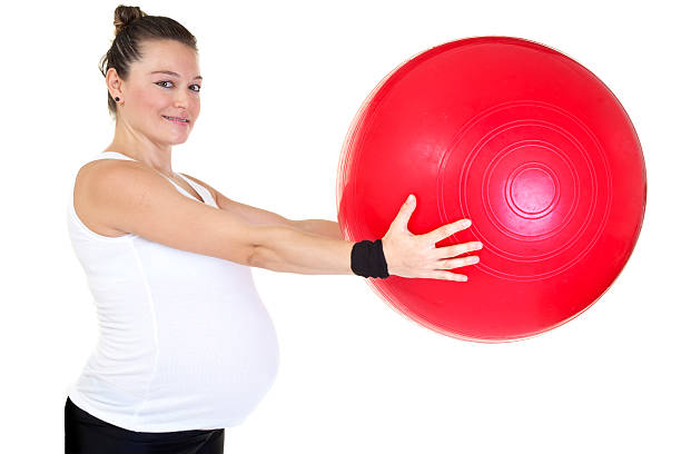 donna incinta facendo esercizi - human pregnancy prenatal care relaxation exercise ball foto e immagini stock