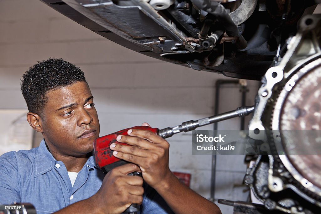 Auto mecánico trabajando en coche de transmisión - Foto de stock de 30-39 años libre de derechos