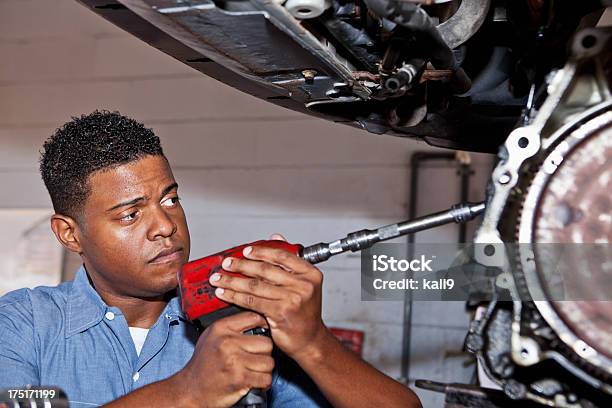 Auto Mecánico Trabajando En Coche De Transmisión Foto de stock y más banco de imágenes de 30-39 años - 30-39 años, 35-39 años, Adulto