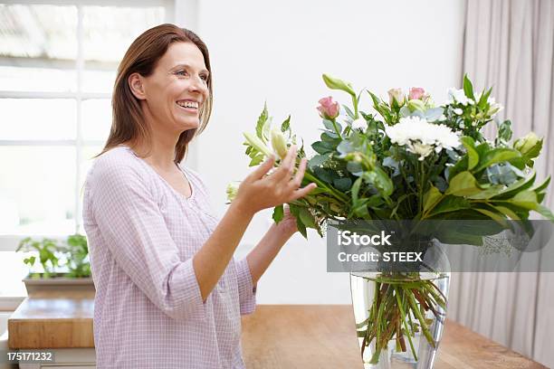 Contemple El Hermoso Creación Foto de stock y más banco de imágenes de Flor - Flor, Mujeres, Una sola mujer