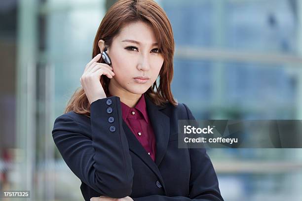 Businesswomen Fazer Chamada - Fotografias de stock e mais imagens de 20-24 Anos - 20-24 Anos, 20-29 Anos, 25-29 Anos