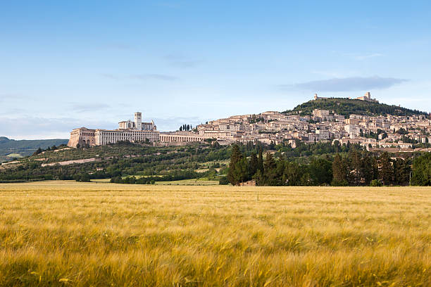 assisi stadt, umbrien, italien - clear sky village landscape landscaped stock-fotos und bilder