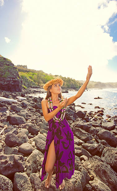wunderschöne hula-tänzer - haku headpiece stock-fotos und bilder