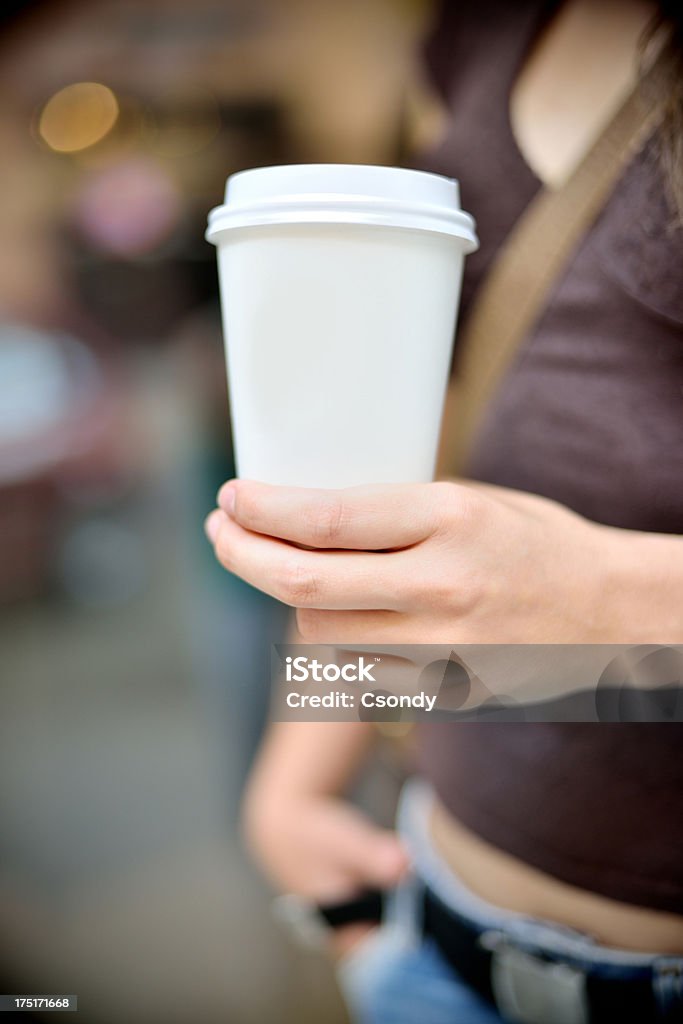 Close up de uma mão com coffe to go Copo - Royalty-free Adulto Foto de stock