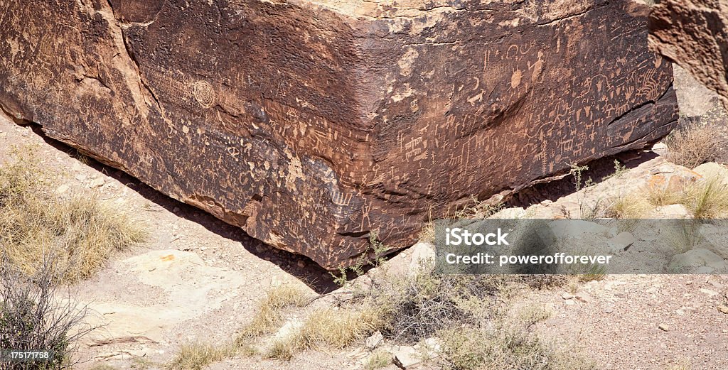 Jornal Rock no Parque Nacional da Floresta Petrificada - Foto de stock de Anasazi royalty-free