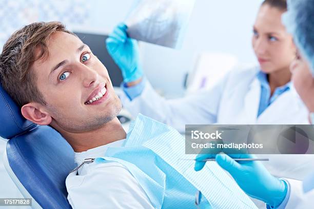 Doente De - Fotografias de stock e mais imagens de Consultório Dentário - Consultório Dentário, Paciente, Sexo Masculino