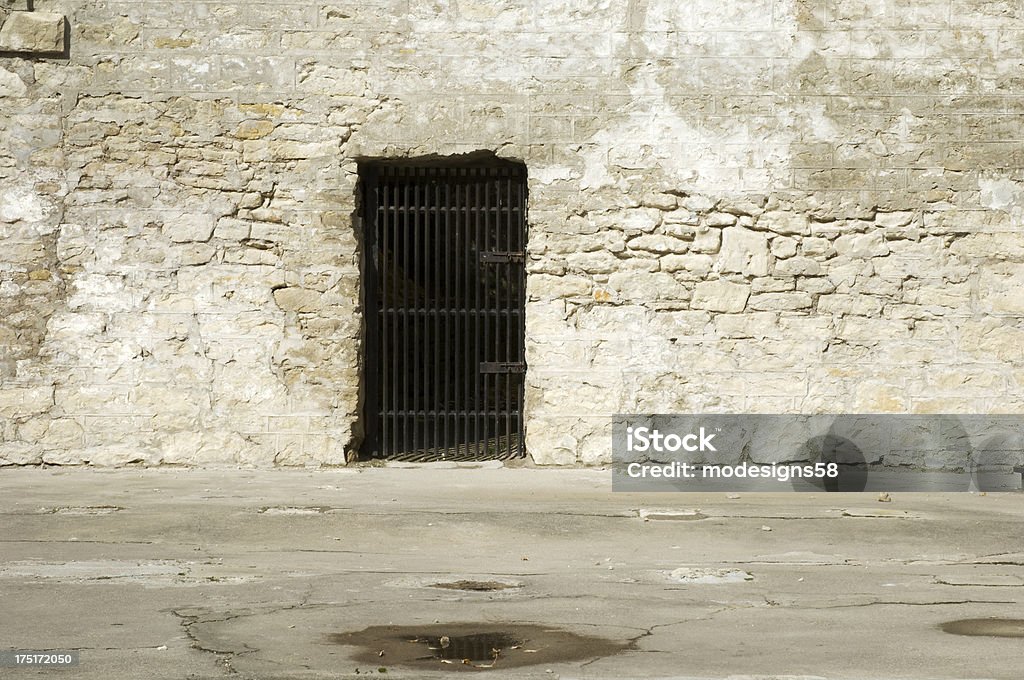 Cancello di ferro nel muro di pietra - Foto stock royalty-free di Architettura