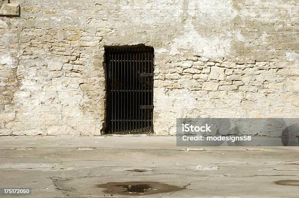 Cancello Di Ferro Nel Muro Di Pietra - Fotografie stock e altre immagini di Architettura - Architettura, Calcare, Cancello