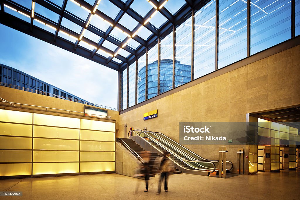 Gente che viaggia - Foto stock royalty-free di Aeroporto