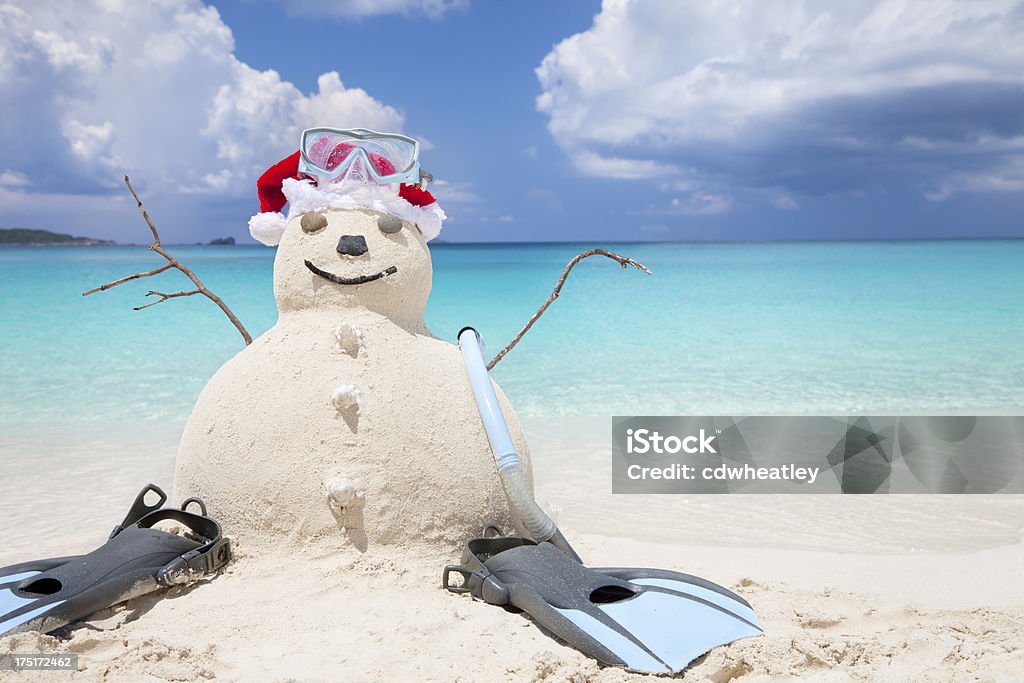 Boneco de neve feitos de areia com equipamento de mergulho livre na praia - Foto de stock de Areia royalty-free