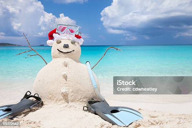 Foto de Boneco De Neve Feitos De Areia Com Equipamento De Mergulho Livre Na Praia e mais fotos de stock de Areia