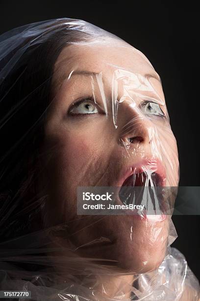 Женщина С Кошмарные Сновидения Как Задушенный В Пластиковый Пакет — стоковые фотографии и другие картинки Задушенный