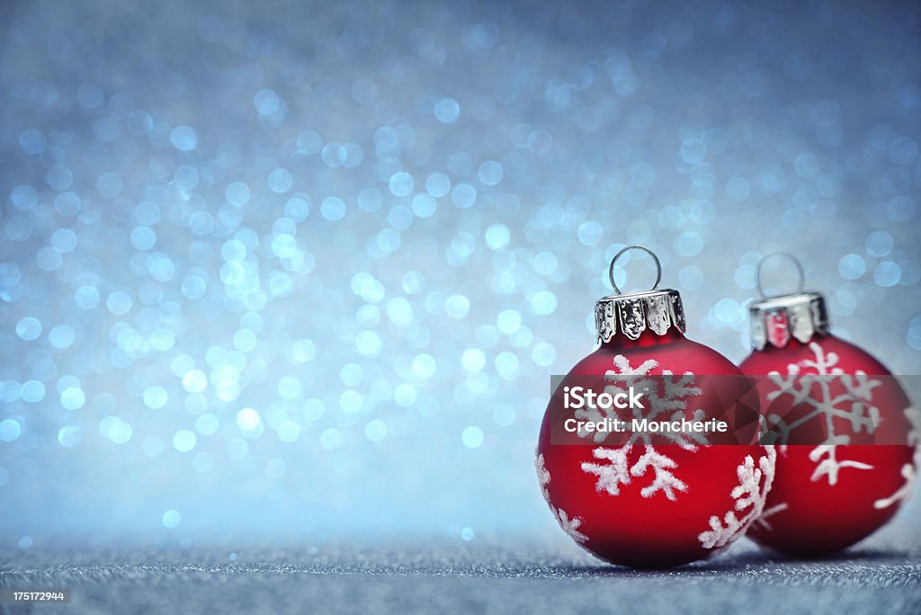 クリスマスボールは赤の背景に青色のグリッター - お祝いのロイヤリティフリーストックフォト
