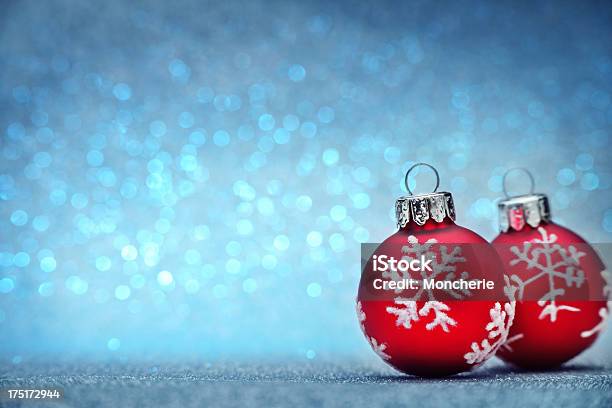 クリスマスボールは赤の背景に青色のグリッター - お祝いのストックフォトや画像を多数ご用意 - お祝い, やわらか, アウトフォーカス