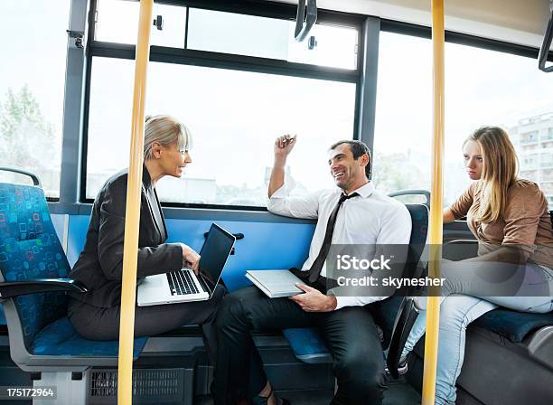 Business Persone Di Comunicare Durante Spostamenti Di Lavoro - Fotografie stock e altre immagini di Città