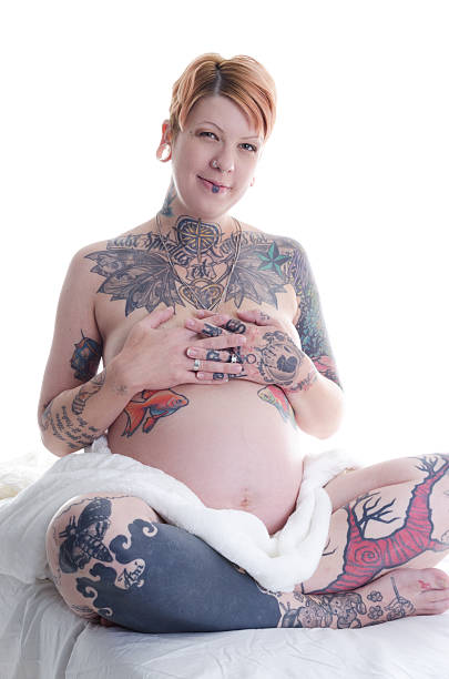 妊娠中の女性に手をたそうです。 - sheet human hand bed women ストックフォトと画像