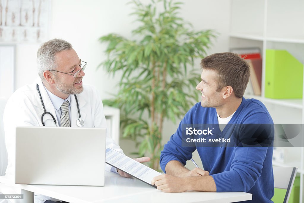 Homme au bureau du médecin. - Photo de Urologue libre de droits