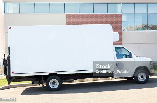 Camion Di Consegna - Fotografie stock e altre immagini di Furgone per le consegne - Furgone per le consegne, Città, Affari