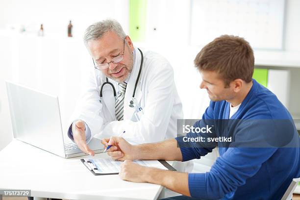 Hombre En Consultorio Médico Foto de stock y más banco de imágenes de Urólogo - Urólogo, Hombres, Examen médico