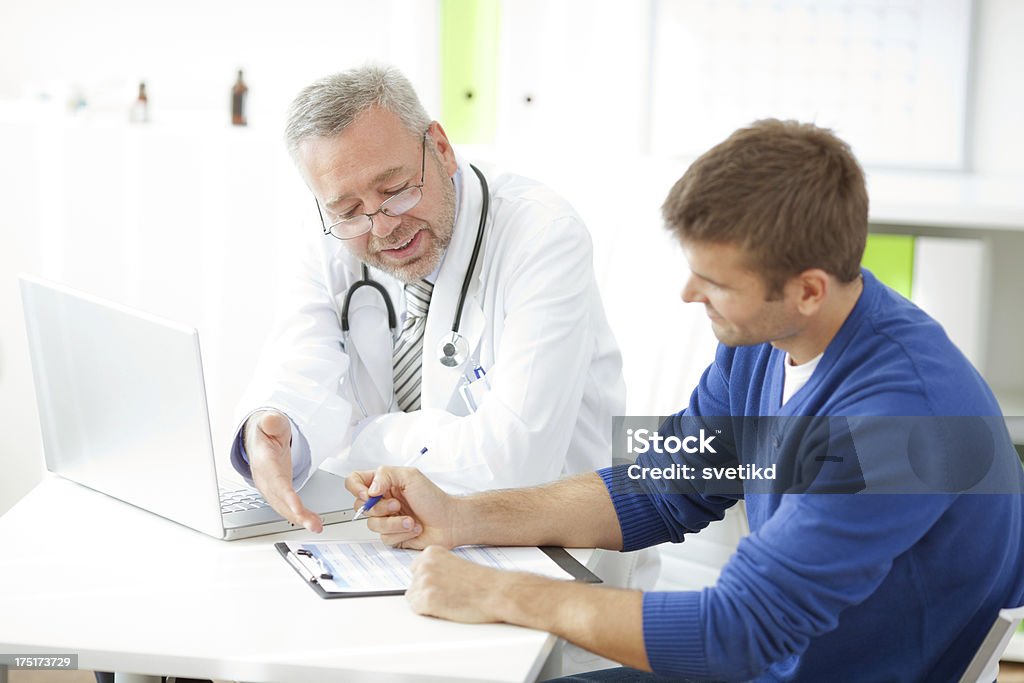 Homem no consultório médico. - Foto de stock de Urologista royalty-free