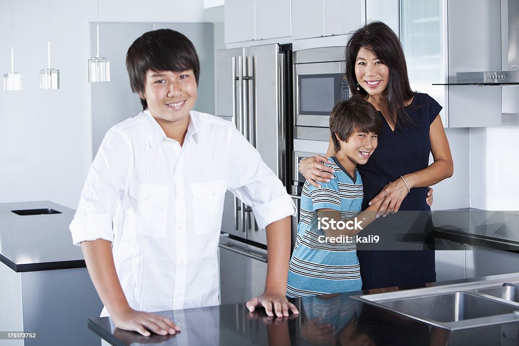 Asiatische Mutter und Söhne in der Küche - Lizenzfrei 10-11 Jahre Stock-Foto