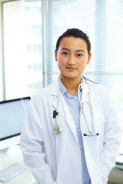 jovem médico feminino asiático de confiança - doctor wom imagens e fotografias de stock