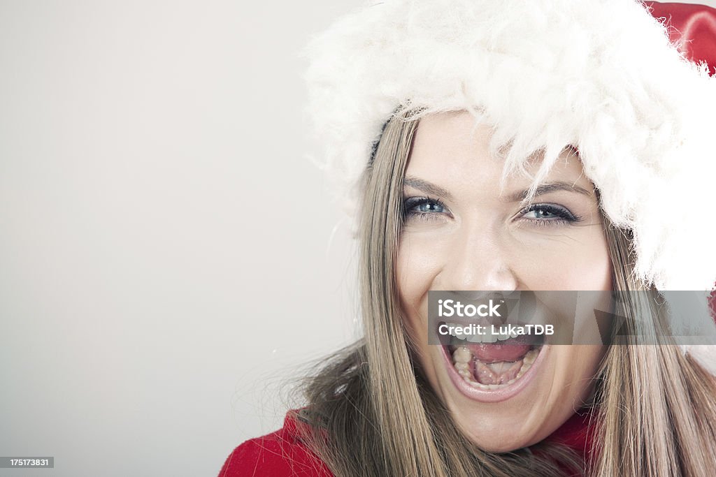 Hermosa mujer usando una Santa hat y Riendo - Foto de stock de 20 a 29 años libre de derechos