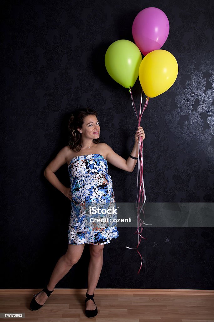 Schwangere Frau mit Luftballons, auf schwarzem Hintergrund - Lizenzfrei Luftballon Stock-Foto
