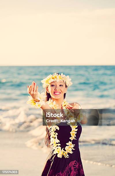 Красивые Молодые Танцор Хулы — стоковые фотографии и другие картинки Вертикальный - Вертикальный, Взрослый, Гавайские острова