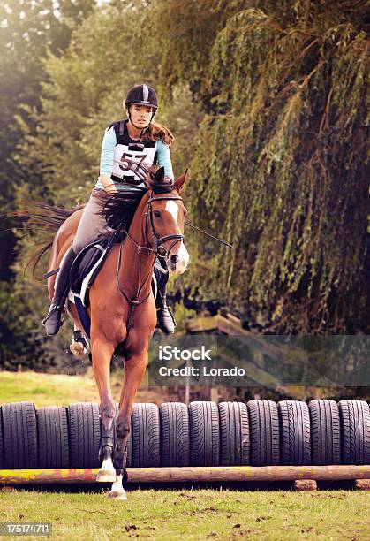 Foto de Concurso De Saltos e mais fotos de stock de Concurso de Saltos Equestres - Concurso de Saltos Equestres, Adolescente, Adolescentes Meninas