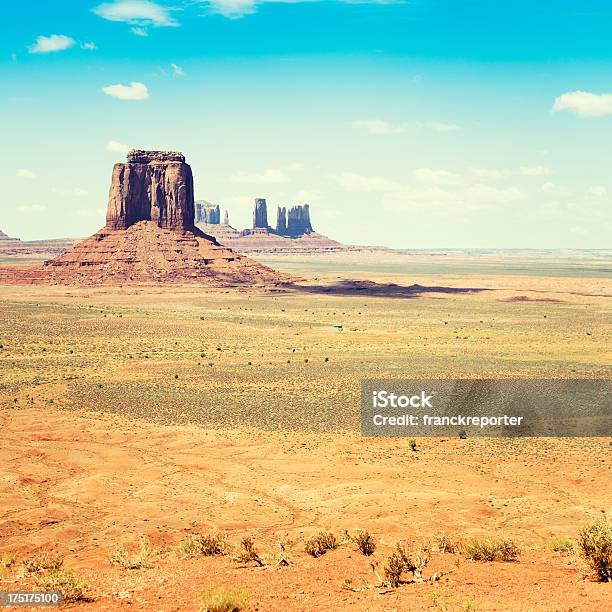 Tribal De Monument Valley Panorama Del Parque Nacional De Navajo Foto de stock y más banco de imágenes de Aire libre