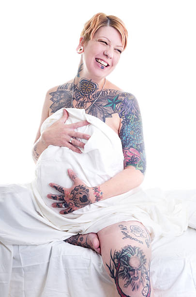 妊娠女性のエッジベッドに座っています。 - sheet human hand bed women ストックフォトと画像